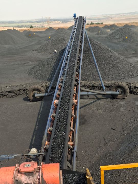 Conveyor running through the product stockpiles