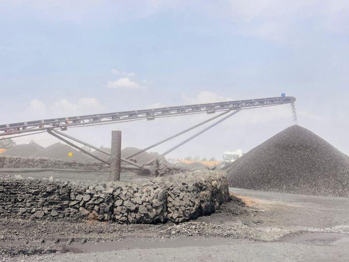 Stacker conveyors building the product stockpile